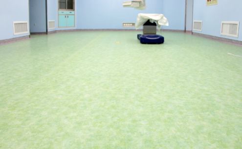 PVC 塑膠地板與地板革：形似之下的質效鴻溝